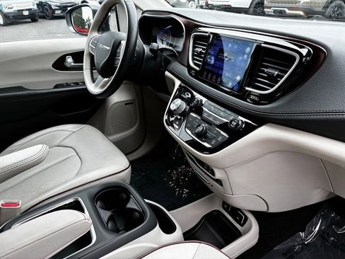 Used 2017 Chrysler Pacifica Limited image 29