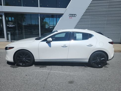 Used 2019 MAZDA MAZDA3 Hatchback w/ Premium Package FWD image 2