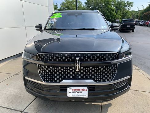 Certified 2025 Lincoln Navigator Reserve AWD/4WD image 10