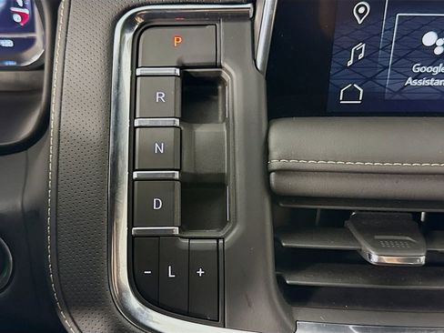 Used 2024 GMC Yukon SLT w/ SLT Luxury Package image 16