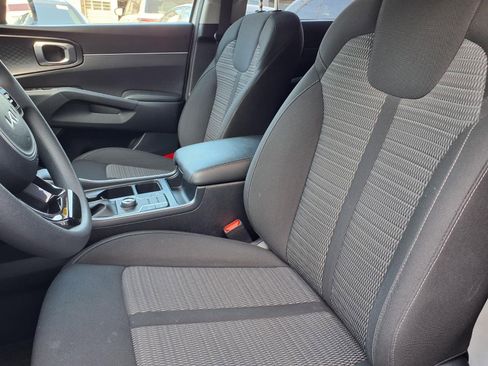 Used 2023 Kia Sorento LX image 3