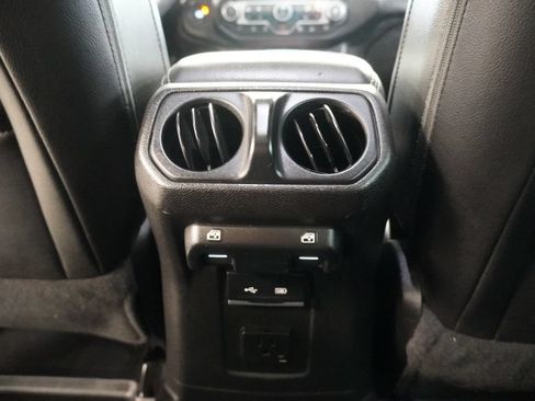 Used 2018 Jeep Wrangler Unlimited Sahara AWD/4WD image 28