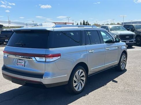 Used 2022 Lincoln Navigator L Reserve AWD/4WD image 3