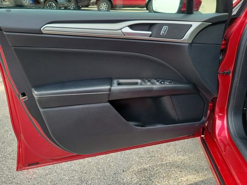 Used 2020 Ford Fusion SE FWD image 19