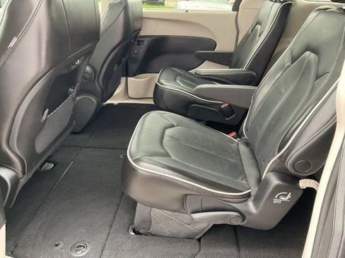 Used 2023 Chrysler Pacifica Limited image 26
