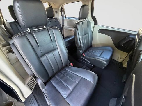 Used 2016 Chrysler Town & Country Touring w/ Driver Convenience Group FWD image 19