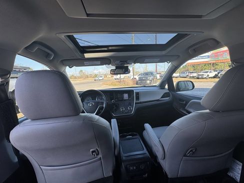 Used 2020 Toyota Sienna Limited Premium w/ Carpet Mat Package image 12