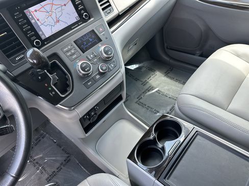 Used 2019 Toyota Sienna XLE w/ XLE Navigation Package FWD image 26
