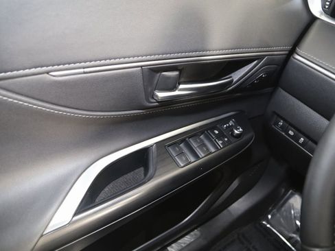 Used 2023 Toyota Venza XLE image 29
