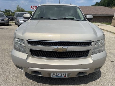 Used 2009 Chevrolet Suburban LT w/ Luxury Package AWD/4WD image 3