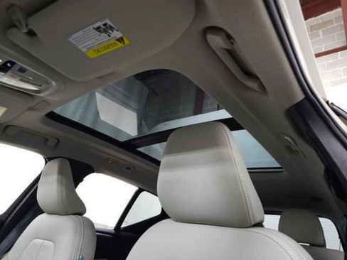 Used 2025 Volvo XC40 B5 Plus image 18