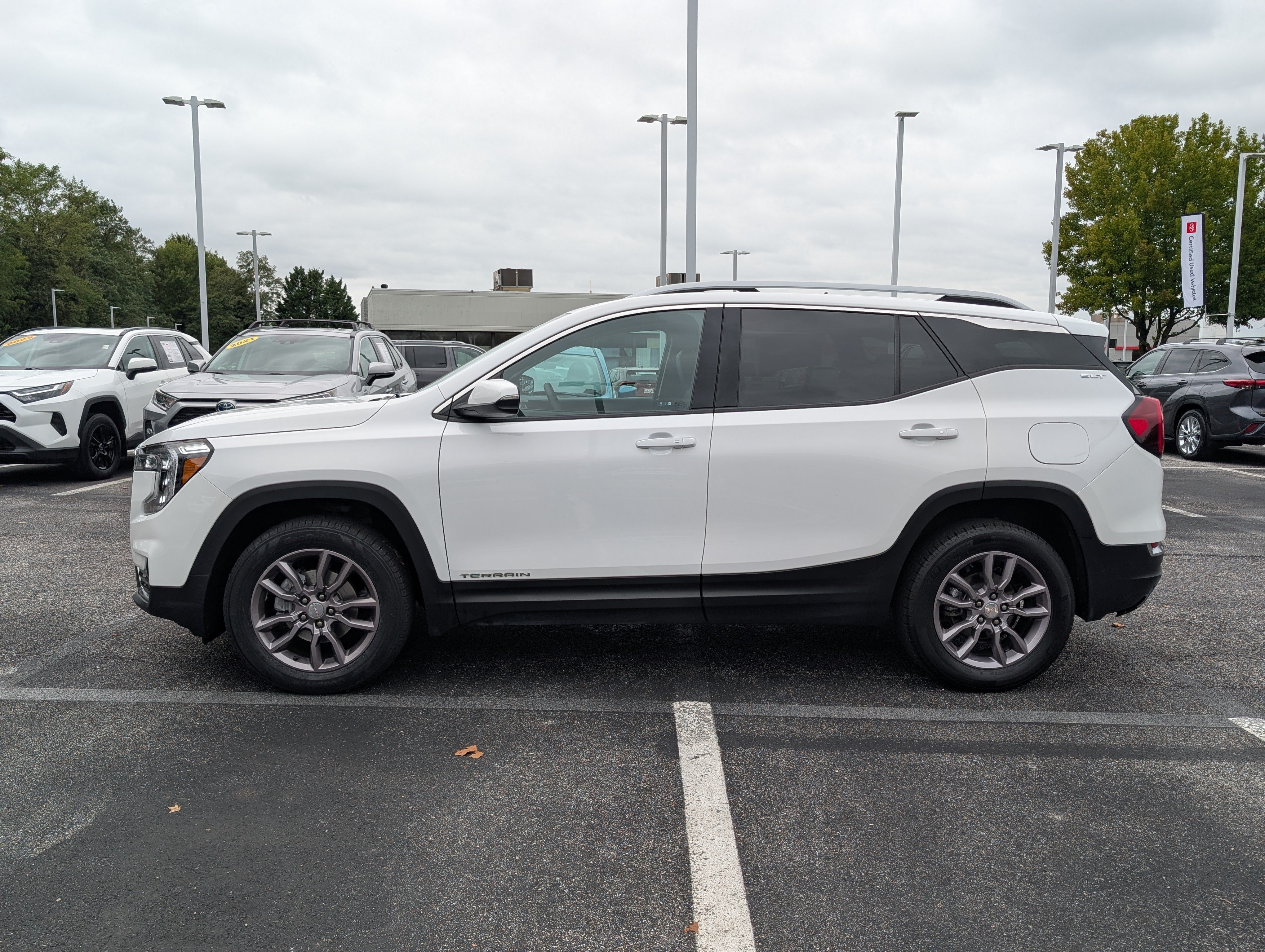 Used 2024 GMC Terrain SLT AWD/4WD image 6