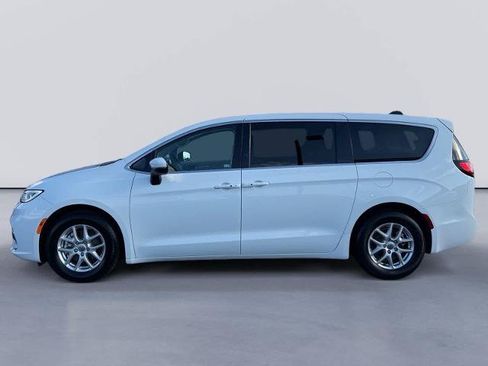 Used 2023 Chrysler Pacifica Touring-L FWD image 2