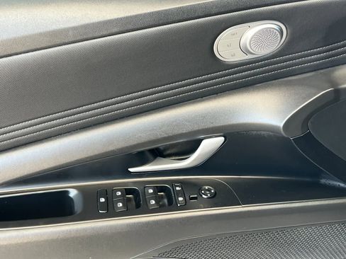 Used 2023 Hyundai Elantra Limited image 13