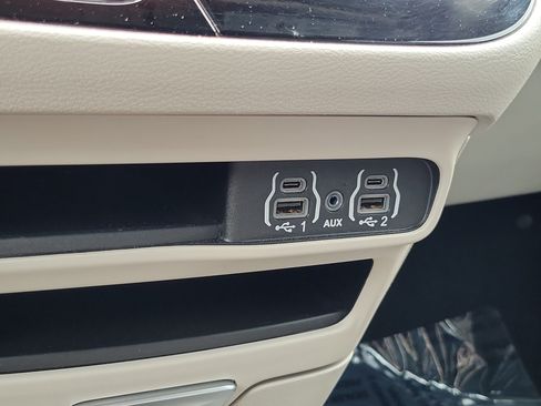 Used 2024 Chrysler Pacifica Touring-L FWD image 31