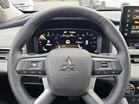 New 2026 Mitsubishi Outlander SE image 15
