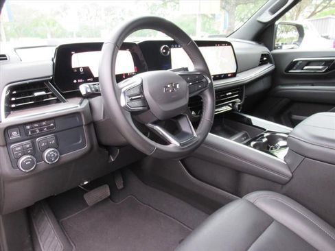 Used 2025 Chevrolet Suburban Z71 AWD/4WD image 16
