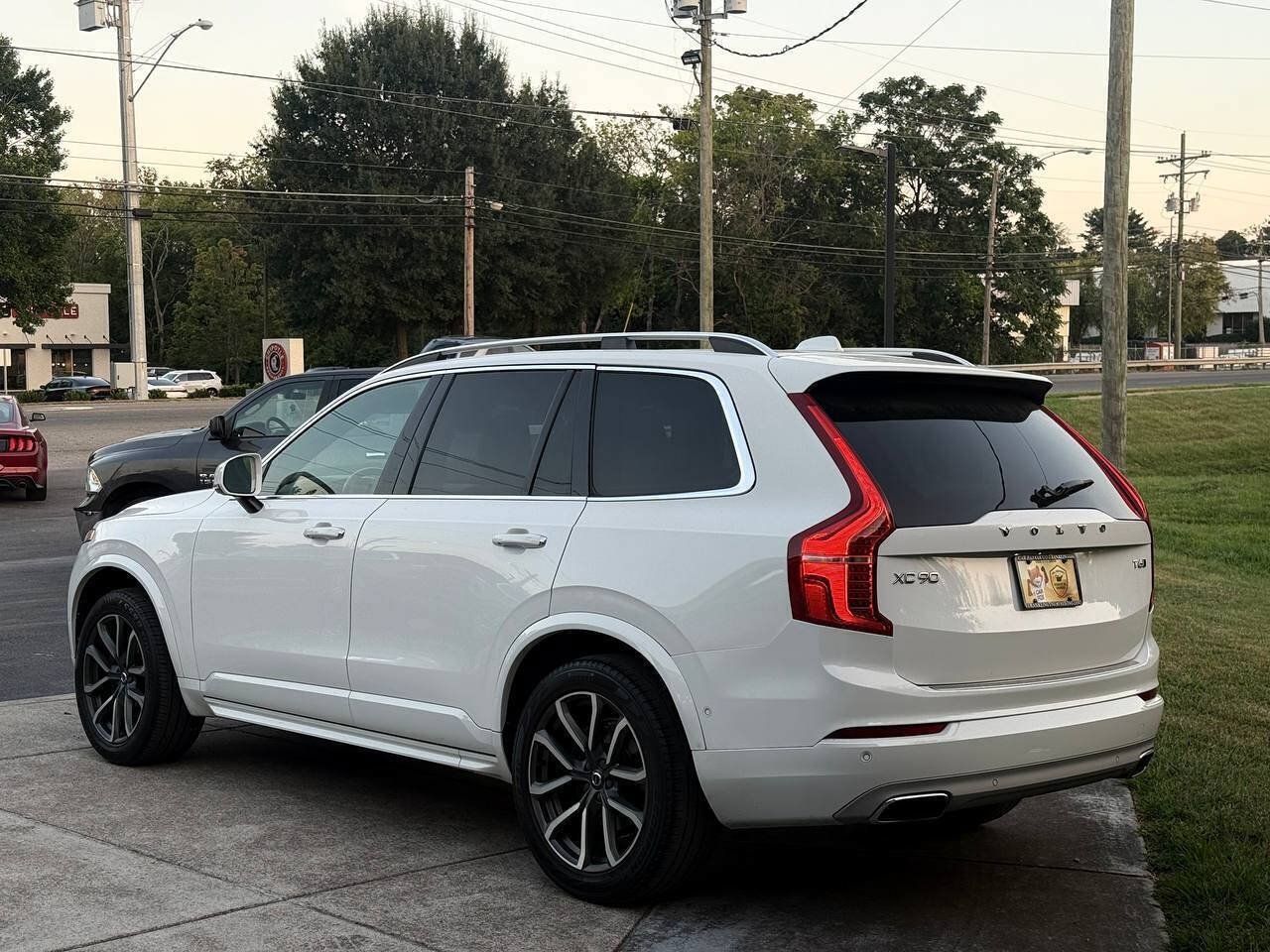 Used 2018 Volvo XC90 T6 Momentum w/ Convenience Package AWD/4WD image 3