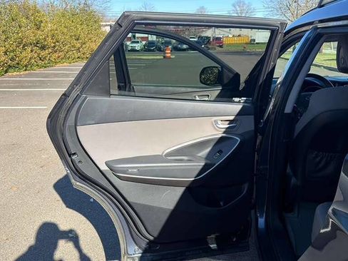 Used 2017 Hyundai Santa Fe SE image 19