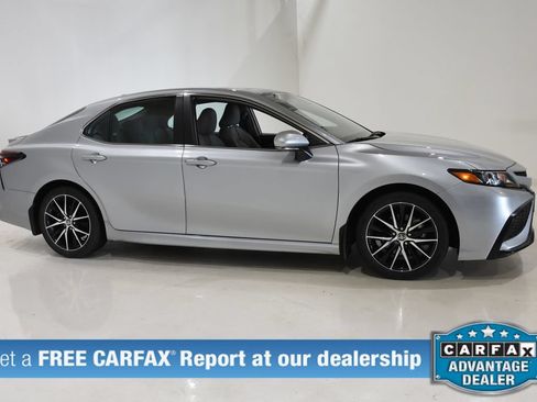 Used 2024 Toyota Camry SE w/ Cold Weather Package FWD image 4