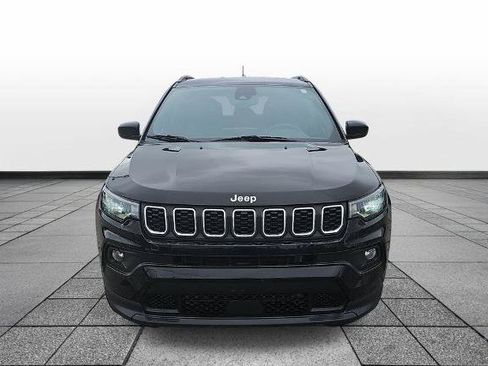Used 2024 Jeep Compass Latitude AWD/4WD image 2