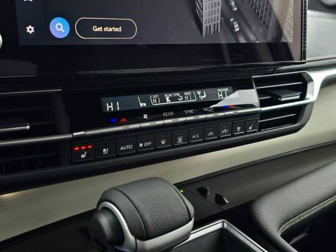 Certified 2025 Toyota Sienna Limited image 29