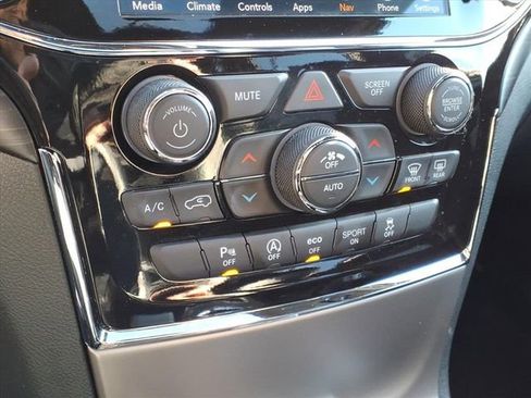 Used 2022 Jeep Grand Cherokee Laredo X image 18