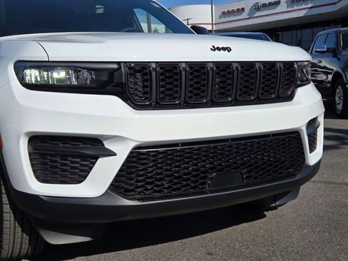 Used 2025 Jeep Grand Cherokee Laredo RWD image 8