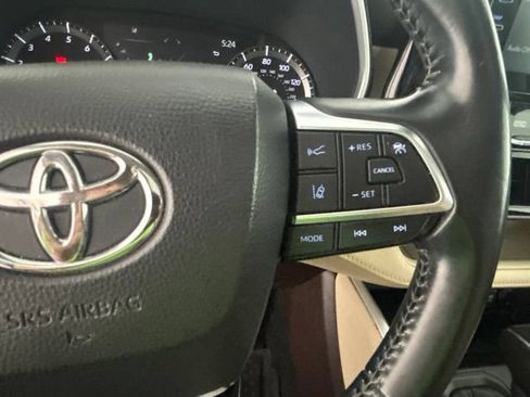 Used 2021 Toyota Highlander XLE AWD/4WD image 13