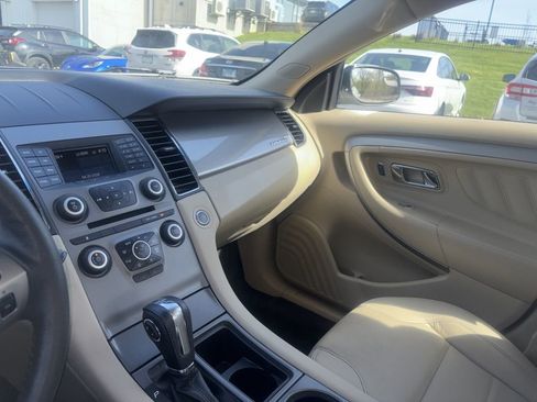 Used 2018 Ford Taurus SEL image 2