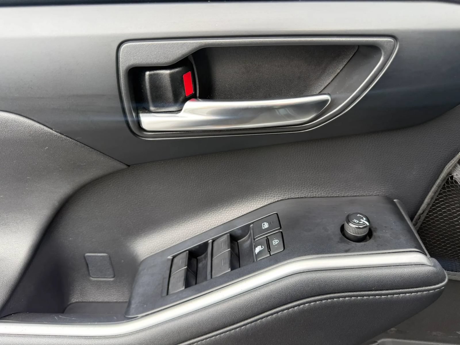 Used 2021 Toyota Highlander XLE AWD/4WD image 12