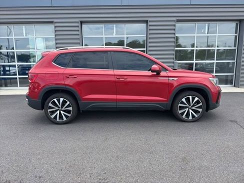 Used 2024 Volkswagen Taos SE w/ Panoramic Sunroof Package FWD image 3