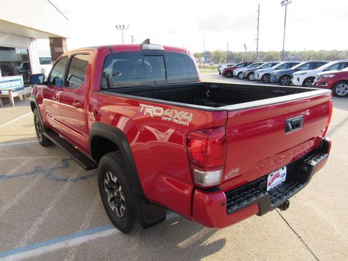 Used 2017 Toyota Tacoma TRD Off-Road AWD/4WD image 7