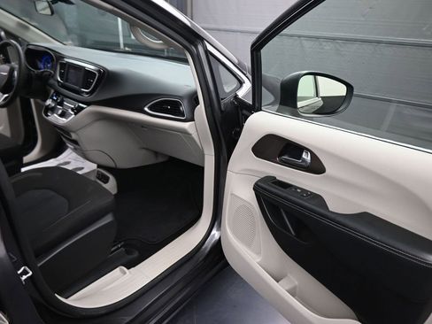Used 2022 Chrysler Voyager LX image 46