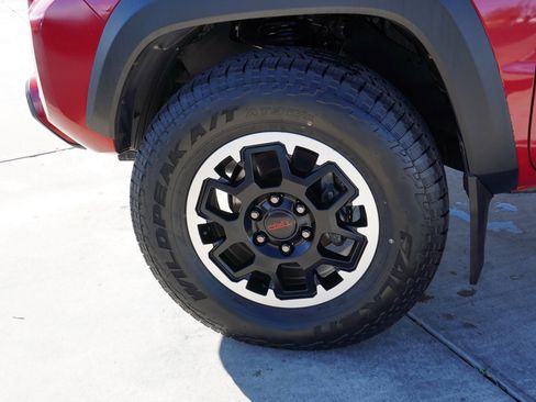 Used 2021 Toyota Tacoma TRD Off-Road w/ Technology Package AWD/4WD image 12