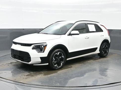 Used 2023 Kia Niro Wind w/ Wind Preserve Package image 2