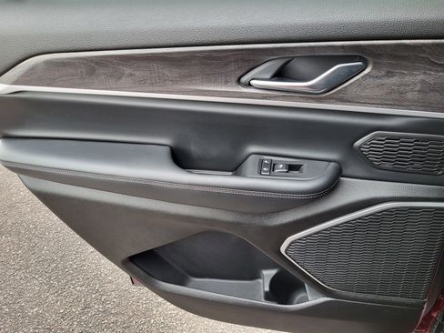 Used 2022 Jeep Grand Cherokee L Limited w/ Black Appearance Package image 13