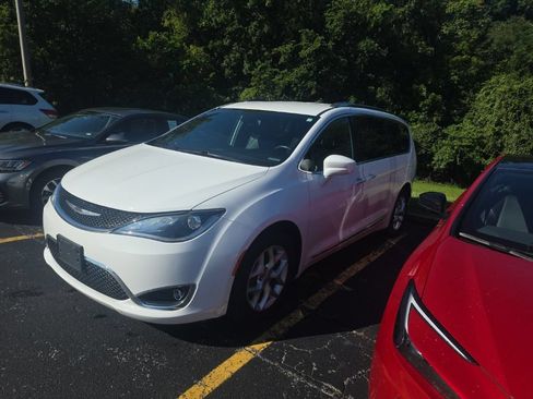 Used 2020 Chrysler Pacifica Touring-L FWD image 1