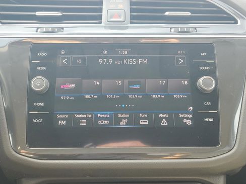 Used 2021 Volkswagen Tiguan SE image 22