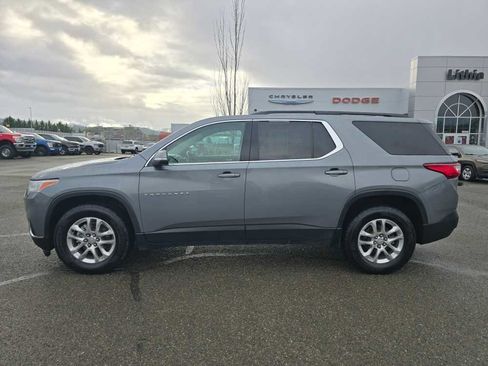 Used 2021 Chevrolet Traverse LT image 2