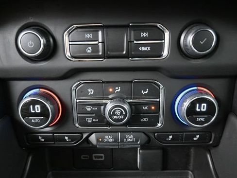 Used 2023 Chevrolet Tahoe Z71 w/ Luxury Package AWD/4WD image 17