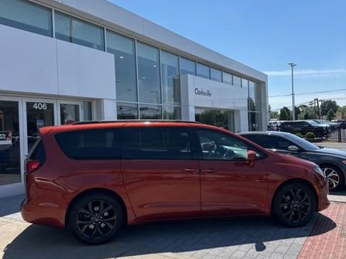 Used 2018 Chrysler Pacifica Touring-L Plus w/ Advanced Safetytec Group FWD image 6