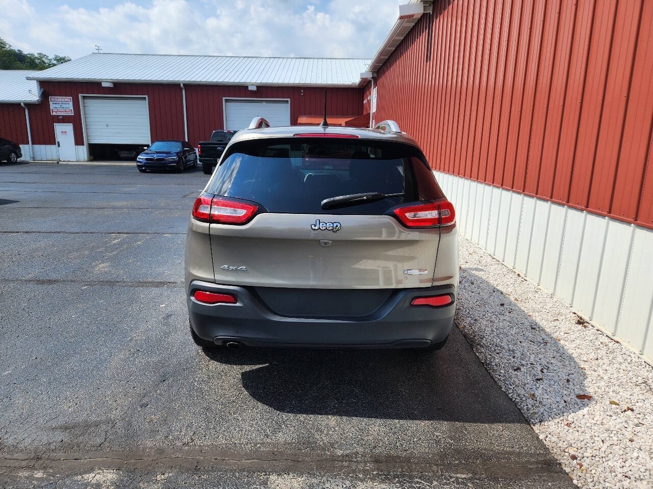 Used 2016 Jeep Cherokee Latitude w/ Cold Weather Group AWD/4WD image 4