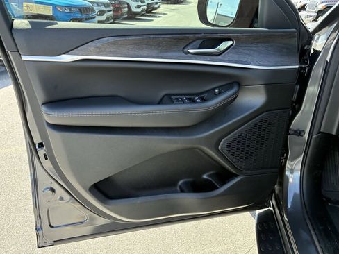 New 2026 Jeep Grand Cherokee Altitude AWD/4WD image 31