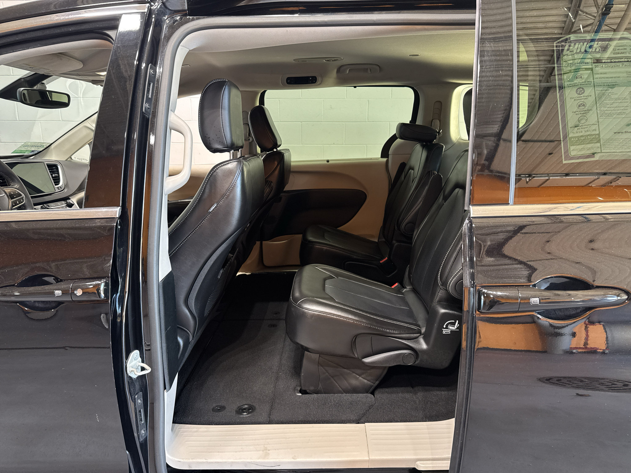 Used 2024 Chrysler Pacifica Touring-L FWD image 10