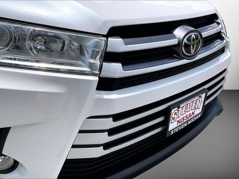 Used 2019 Toyota Highlander XLE AWD/4WD image 32
