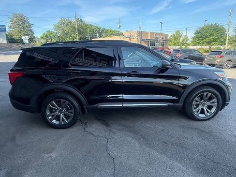 Used 2021 Ford Explorer XLT w/ Equipment Group 202A AWD/4WD image 5