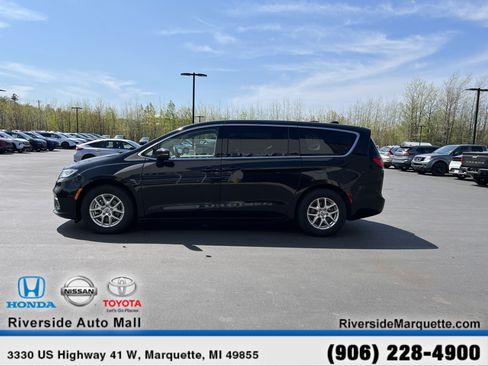 Used 2023 Chrysler Pacifica Touring-L FWD image 4