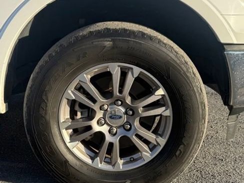 Used 2019 Ford F150 Lariat image 9