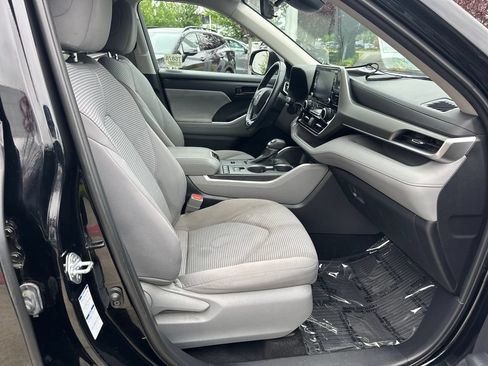 Used 2021 Toyota Highlander LE AWD/4WD image 19